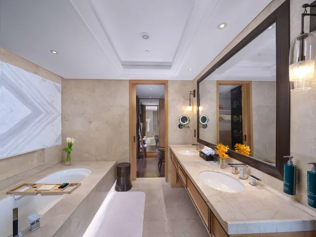 جناح بإطلالة على البحيرة، Hilton Dali Resort and Spa 2/2