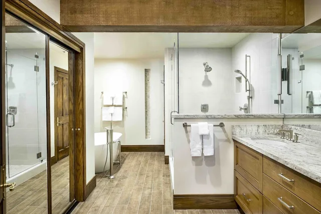 3 Bedrooms, Luxury, Suite, 2 King Beds, Queen Murphy Bed, Mountain View, 3 Murphy Beds, 2 Queen Beds, Queen Bed, 3 Bathrooms، Stein Eriksen Lodge 3/3
