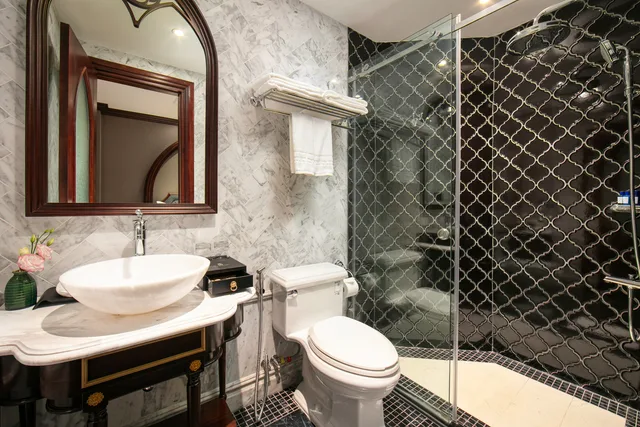 غرفة كلاسيكية بسرير كينج، Le Chanvre Hanoi Hotel & Spa 2/2