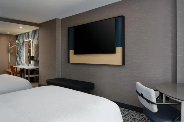 غرفة بسريرين كوين بحوض استحمام لذوي الإعاقة، Tempo by Hilton Raleigh Downtown 2/3