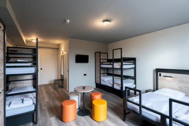 Room, 6 Beds, a&o Stuttgart City 4/8