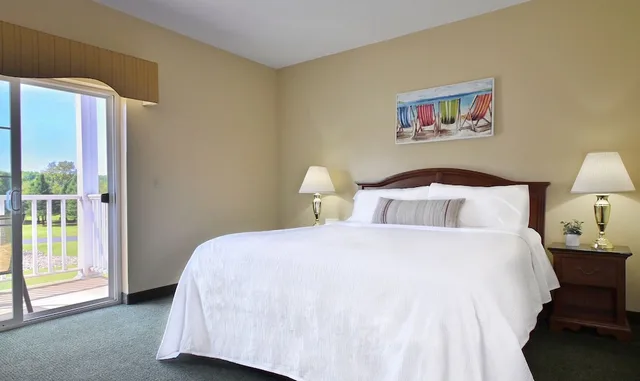 غرفة ديلوكس بسرير كينج مع أريكة لذوي الإعاقة، Four Seasons Island Resort Trademark Collection By Wyndham 1/2