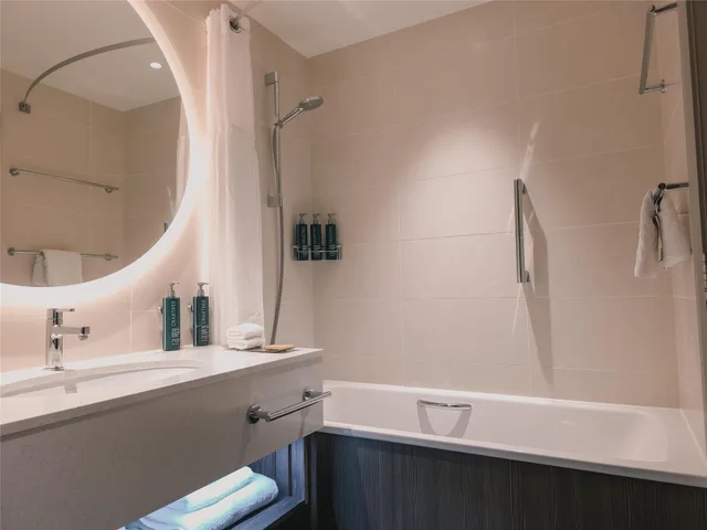 غرفة تنفيذية بسريرين كوين مع دخول الصالة، Hilton Aberdeen TECA 5/5