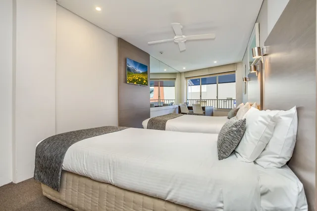 غرفة ثلاثية بسرير كوين وسرير فردي بإطلالة على البحر، MANLY PARADISE MOTEL AND APARTMENTS 3/6