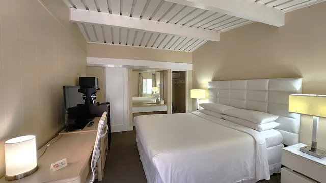 غرفة كلاسيكية بسرير كوين، Berbeda Place 3/4