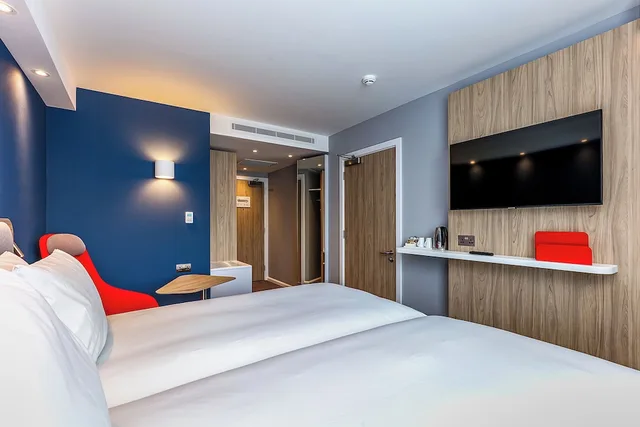 Standard, Twin Beds, Holiday Inn Express Edinburgh City West 2/5