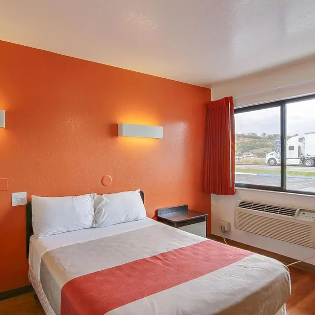 غرفة بسرير كوين، Motel6 Buellton, CA - Solvang Area 1/9