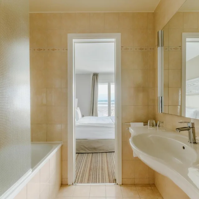 Classy, Junior Suite, Lake View, Sofa, Balcony، Hotel Mona 5/5