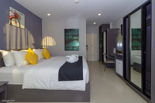 غرفة ديلوكس بسرير مزدوج بإطلالة على المسبح، MODERN LIVING HOTEL 1/4