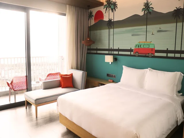 غرفة بسرير كينج بإطلالة على البحر بشرفة في طابق مرتفع، Hilton Garden Inn Sanya 2/4