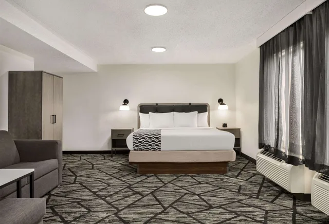 جناح ديلوكس بسرير كينج لذوي الإعاقة، La Quinta Inn & Suites by Wyndham Cleveland Airport West 1/5