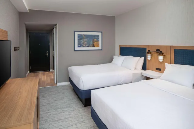 Room, Twin Beds, Queen Bed, Accessible, Hampton Inn Boston Seaport District 3/4