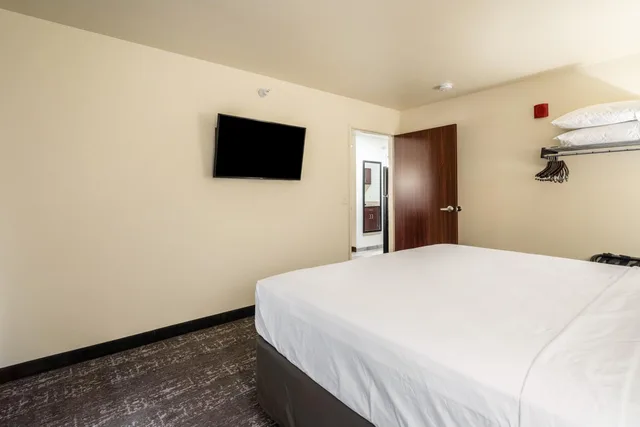 1 Bedroom, Suite, Cobblestone Hotel & Suites - Newport 2/4