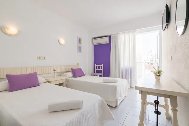 غرفة بسريرين منفصلين بشرفة، Hotel Garau 2/6