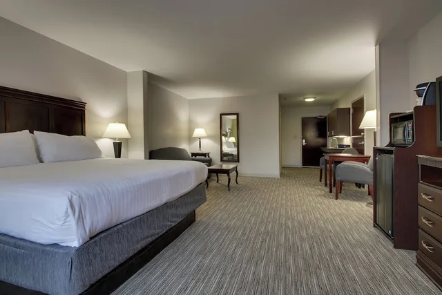 جناح بسرير كينج مع أريكة، Holiday Inn Express Hotel Suites Middleboro Raynham 1/4