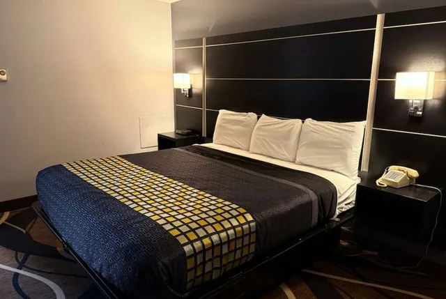 غرفة قياسية بسرير كينج، Coratel Inn & Suites by Jasper Hastings 7/10