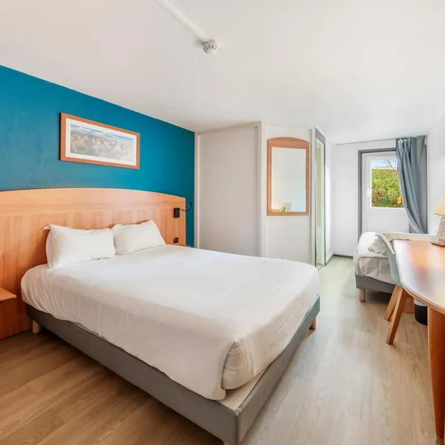 غرفة ثلاثية بسرير كوين، Comfort Hotel Evreux 1/4