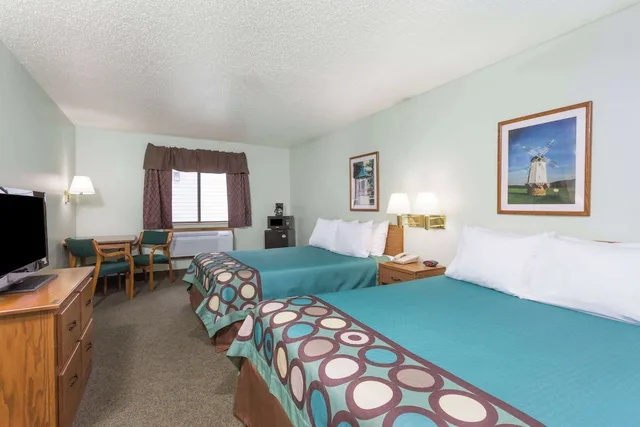 غرفة بسريرين كوين يُسمح فيها بالحيوانات الأليفة، Super 8 by Wyndham Gallipolis Pt Pleasant Area 1/2