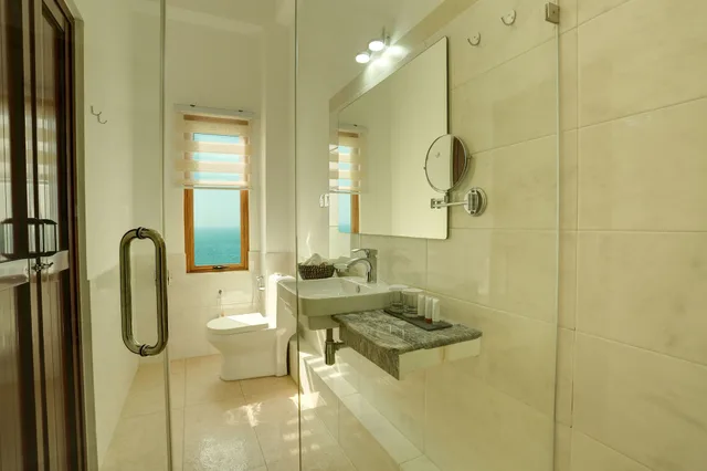 Premium, Queen Bed, Ocean View, Morven Hotel Colombo 4/5