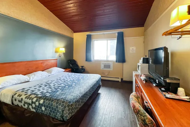 غرفة بسرير كينج، Econo Lodge Calgary Motel Village 7/10
