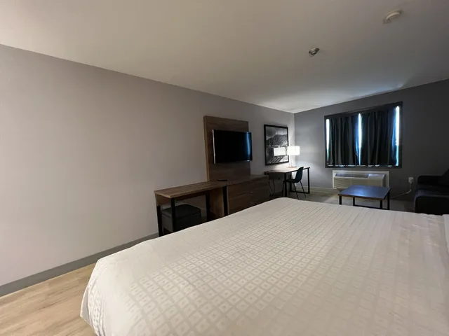 غرفة بزنس بسرير كينج، Super 8 by Wyndham Cornwall ON 3/6