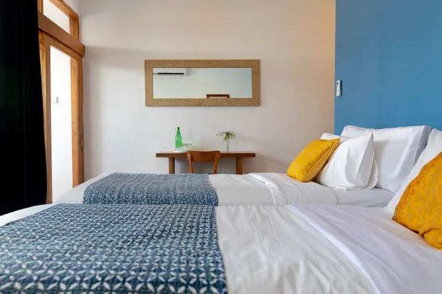 غرفة ثلاثية بسرير كينج وسرير فردي بإطلالة جزئية على البحر، Pesona Beach Resort Spa 6/8