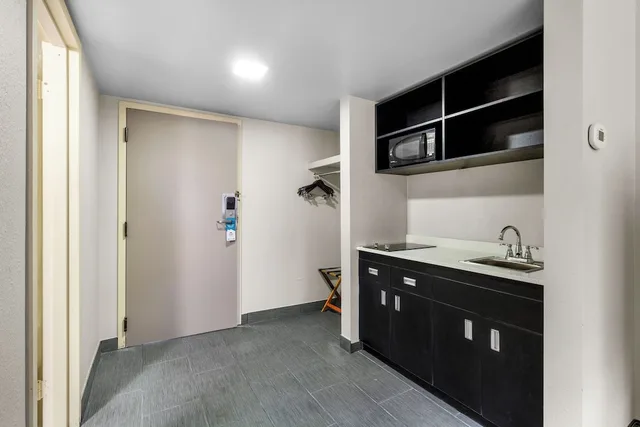 جناح بسرير كينج، Suburban Studios Altoona PA 4/5