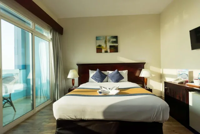 غرفة ديلوكس بإطلالة على البحر بشرفة، Mermaid Beach Hotel 10/10