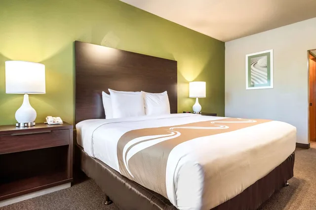 غرفة بسرير كينج، Quality Inn & Suites Bainbridge Island 4/5