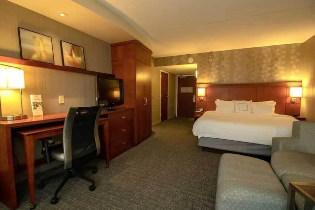 Senior, King Bed، Courtyard by Marriott Columbus West 1/1