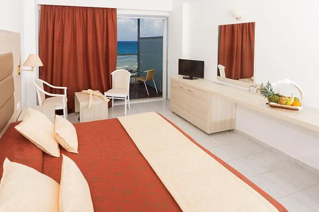 غرفة قياسية بسريرين منفصلين بإطلالة على البحر، Belair Beach Hotel 8/10