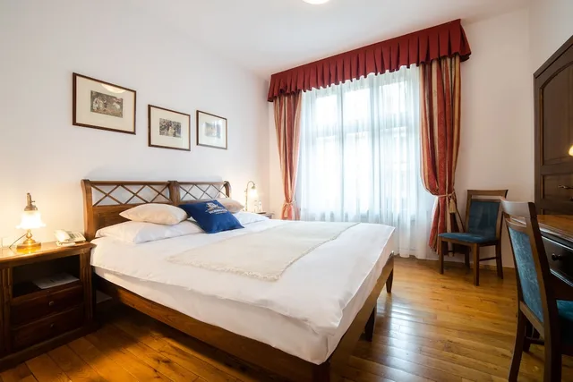 غرفة كلاسيكية بسرير كوين، Euroresidence 2/9