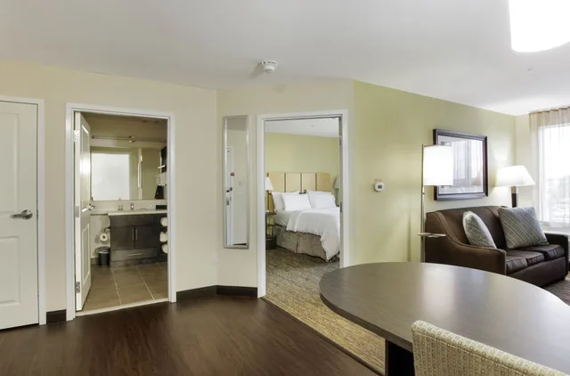 جناح بسرير كوين بغرفة نوم واحدة مع أريكة، Candlewood Suites Brighton 5/5