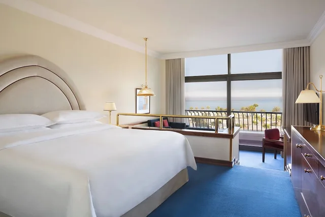غرفة ديلوكس بسرير كينج بشرفة بإطلالة للمدخنين، Sheraton Grand Doha Resort & Convention Hotel 4/10
