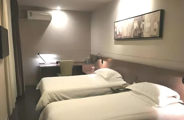 Suite, Twin Beds, Jinjiang Inn Select (Shanghai Nanjing Road Pedestrian Street) 1/2