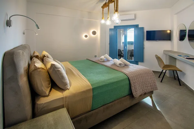 جناح فاخر بسرير كوين بإطلالة على البحر بمسبح خاص، Aegean Blue Suites 3/3