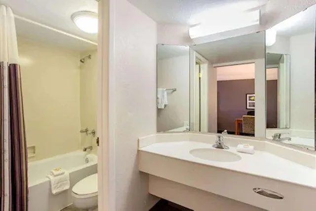 غرفة ديلوكس بسرير كينج، La Quinta Inn Champaign 8/9
