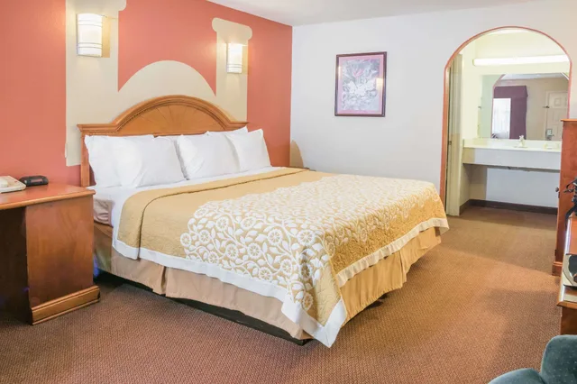 Efficiency, Standard, King Bed, Smoking، Days Inn By Wyndham Bastrop 2/3