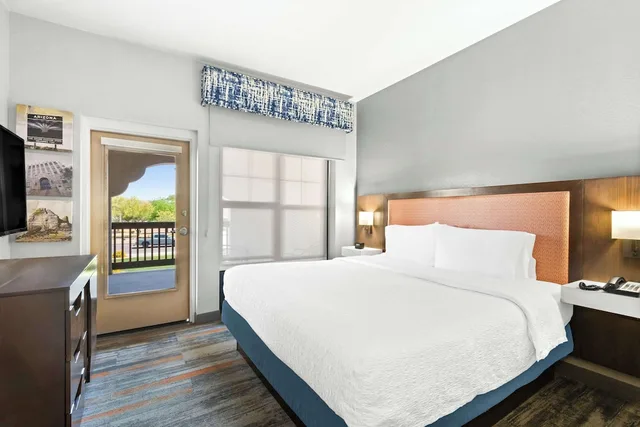 جناح بسرير كينج بشرفة مع أريكة بحوض جاكوزي، Hampton Inn & Suites Goodyear 2/2