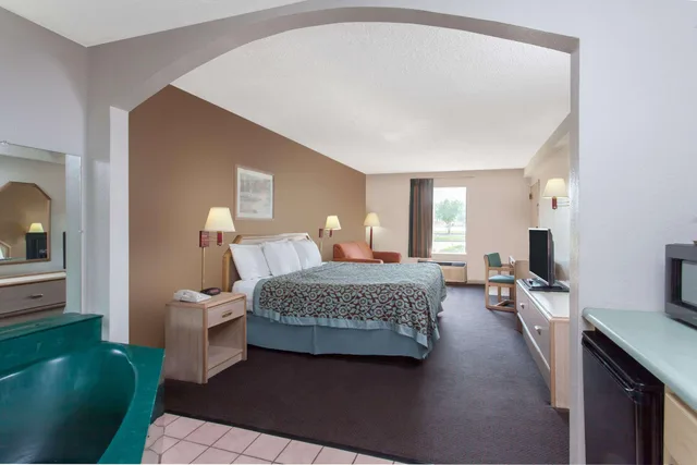 غرفة بسرير كوين، Quality Inn & Suites Decatur - Priceville I-65 3/3