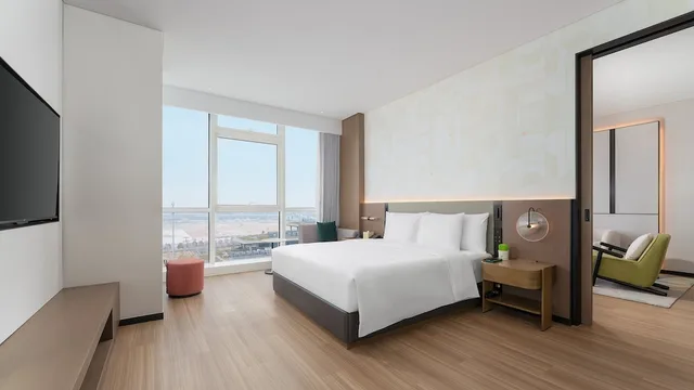 غرفة قياسية بسرير كينج بإطلالة على البحيرة، EVEN Hotel Wuhan Airport Zone by IHG 1/4