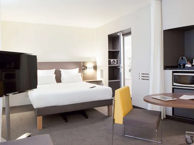 Executive, Triple, Double Bed, Sofa, Novotel Suites Paris Stade De France 5/10