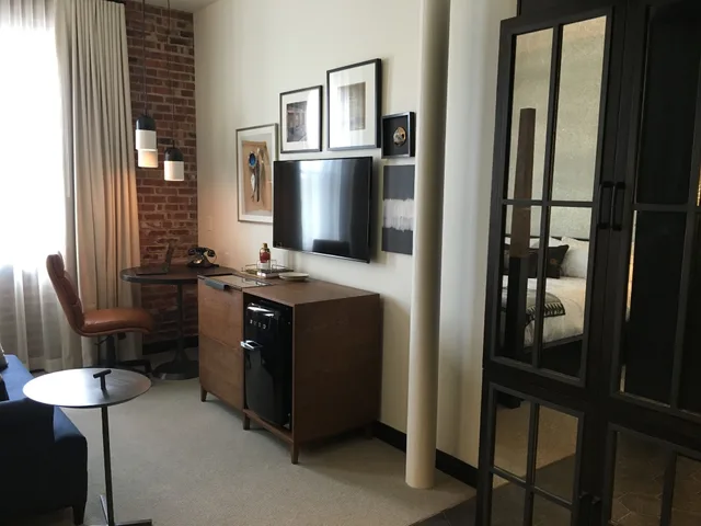 Guest Room, Traditional, 2 Queen Beds, Crossroads Hotel 2/2