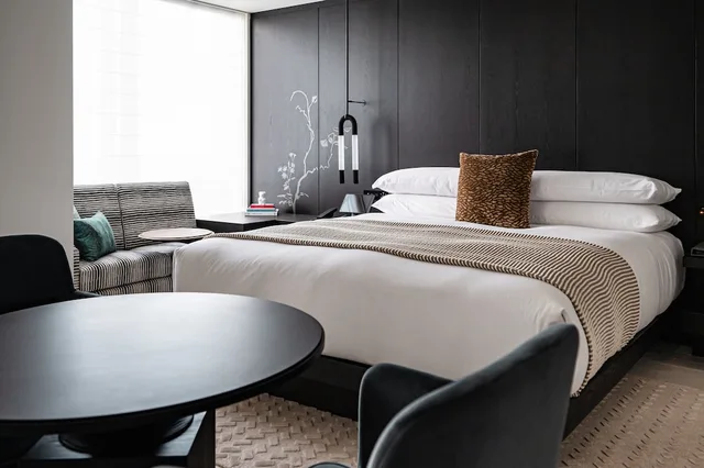 غرفة بريميوم بسرير كينج بمنطقة جلوس، Kimpton Shinjuku Tokyo 3/5