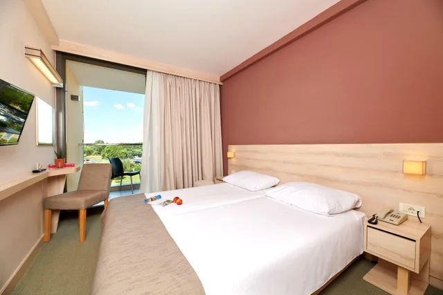 غرفة متصلة كلاسيكية بإطلالة على المتنزه بشرفة، Hotel Materada Plava Laguna 2/2