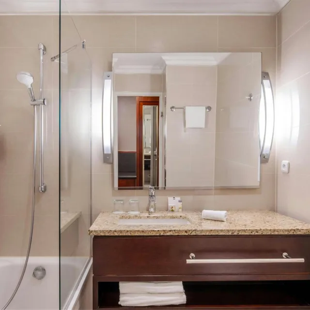 جناح جونيور مع دخول صالة النادي، Renaissance Brussels Hotel 9/9