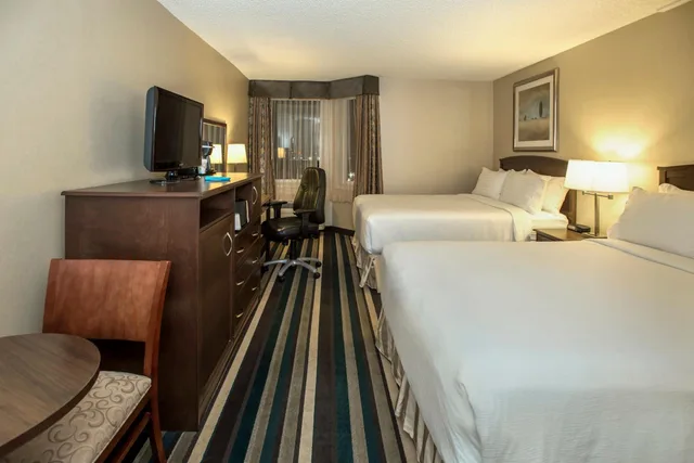 Room, 2 Beds, Holiday Inn Conference Ctr Edmonton South 5/9