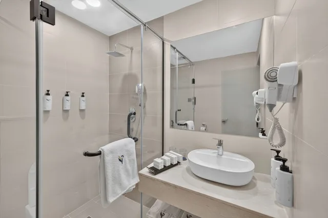 Superior, Triple, 1 Single and 2 Queen Beds، PrideInn Azure Hotel Nairobi Westlands 6/7
