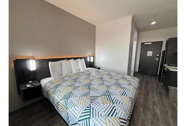غرفة بسرير كينج لذوي الإعاقة لغير المدخنين بمطبخ، Studio6 Giddings, TX 6/10