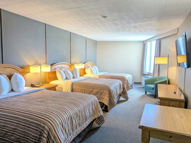 غرفة قياسية ثلاثية بسريرين مزدوجين بإطلالة على المدينة، Confederation Place Hotel 2/10